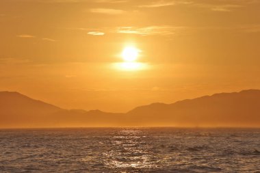 22 Temmuz 2021 Günbatımının birleşik deniz manzarası, hk