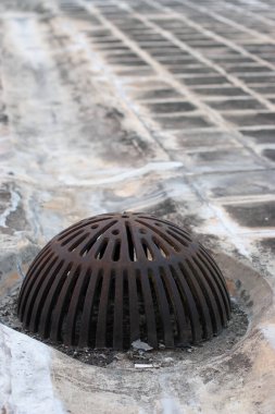 27 Kasım 2005 Binanın çatısındaki Su Kanalizasyonu