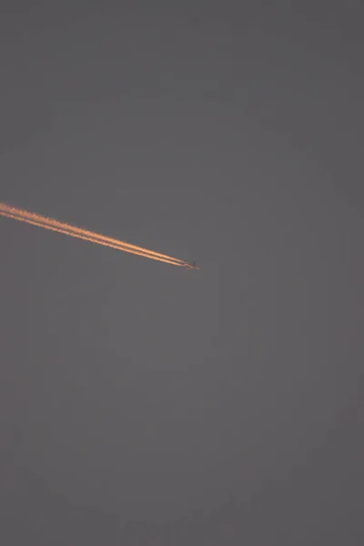 Avión Volando Cielo Azul Entre Las Nubes Por Noche — Foto de Stock