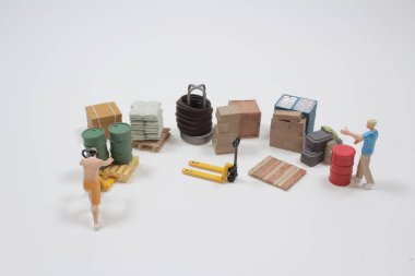 Mini işçi figürü ürünleri taşıyor.