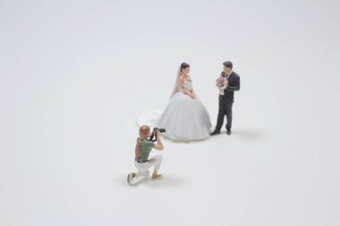 Gelinle damadın fotoğrafını çeken profesyonel düğün fotoğrafçısı.