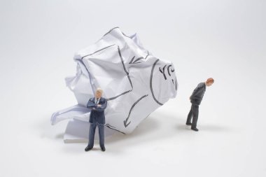 Yığınlar için buruşmuş bir kağıt topu daha yırtıyorum.