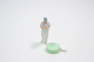 Doktor raporu hapla tutuyor. Tıbbi konsept