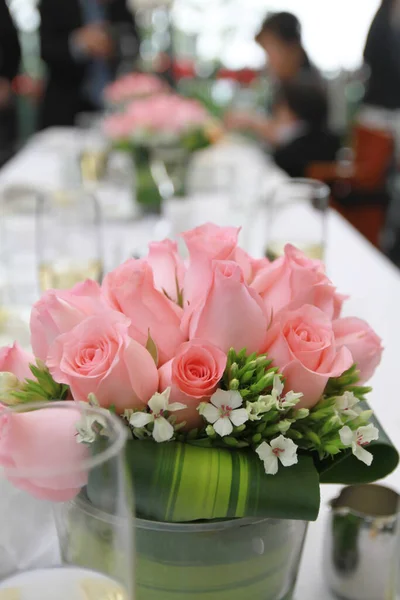 Rózsaszín Bazsarózsa Rózsa Esküvői Asztalnál — Stock Fotó