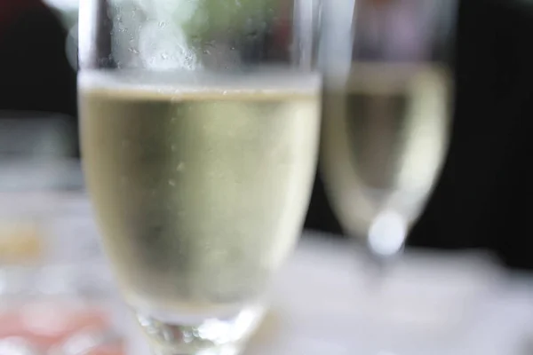 庆祝祝酒词与香槟 一杯香槟 — 图库照片