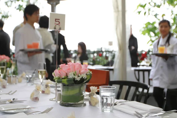 Garsonlar Masaya Yemek Getiriyor Restoranda Servis Yapıyor — Stok fotoğraf