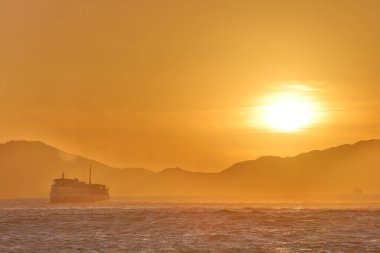 Okyanus üzerinde 5 Temmuz 2021 Günbatımı. Gün batımında manzara