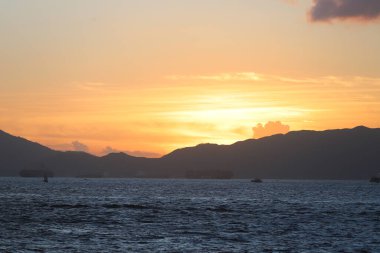 Okyanus üzerinde 5 Temmuz 2021 Günbatımı. Gün batımında manzara