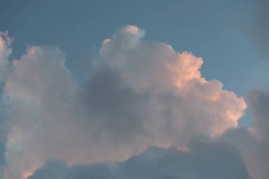 Yazın gün batımında gökyüzünde bir bulut