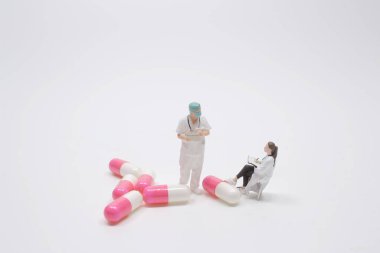 Mini doktor acil tıp ekibi ilaçlarla birlikte ameliyat maskesi takıyor. 