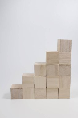 Beyaz arkaplanda izole edilmiş bir tahta küp