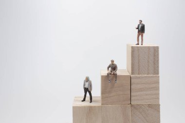 Küçük şekilli tahta küplerden merdivenler.