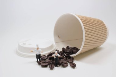 Bir grup şef kahve çekirdeği ve kahveyle ayakta duruyor.