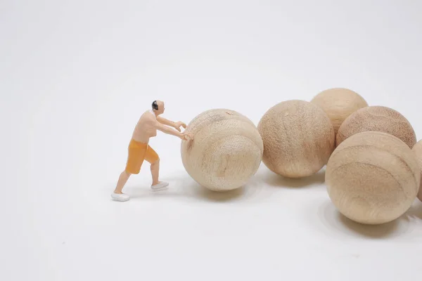 Minifiguren Som Trycker Träbollen Ombord — Stockfoto