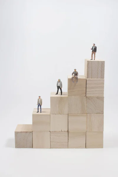 Escadas Cubos Madeira Com Mini Figura — Fotografia de Stock