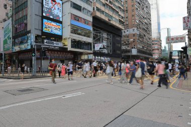15 Ağustos 2021 Mong Kok 'taki işlek cadde, insanlar Trhe Yolu' nu geçiyor.