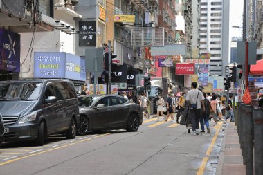 Mong Kok bölge sokağı, insanlar ve arabalarla, Hong Kong, 15 Ağustos 2021 