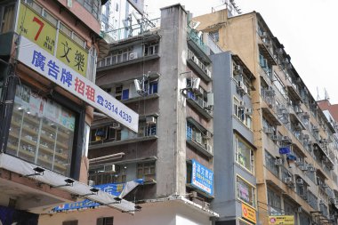 Mong Kok bölge binaları ön cepheleri, Hong Kong, 15 Ağustos 2021 