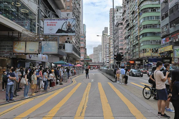 Aug 2021 Drukke Straat Bij Mong Kok Mensen Steken Weg — Stockfoto