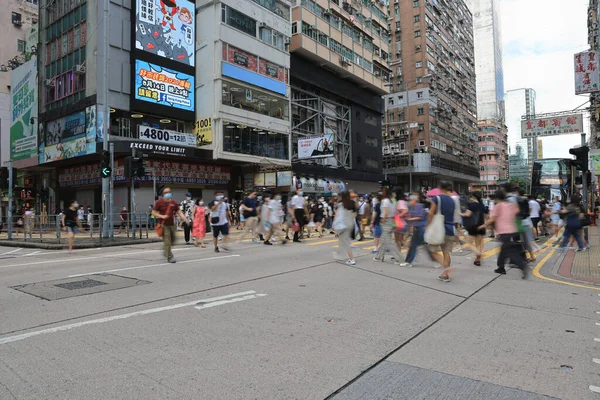 15 Ağustos 2021 Mong Kok 'taki işlek cadde, insanlar Trhe Yolu' nu geçiyor.