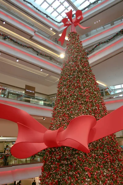 Μεγάλο Χριστουγεννιάτικο Δέντρο Στο Festival Walk Dec 2004 — Φωτογραφία Αρχείου