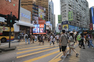 7 Ağustos 2021 Causeway Körfezi, Hong Kong 'da işlek caddeler.