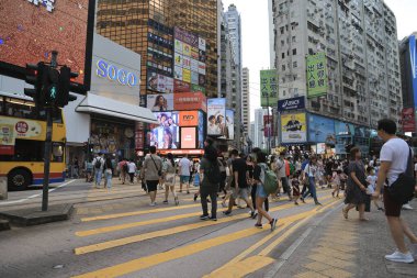 7 Ağustos 2021 Causeway Körfezi, Hong Kong 'da işlek caddeler.
