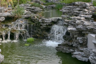 Hong Kong 'daki Lingnan Çin Bahçesinde çağlayan şelale