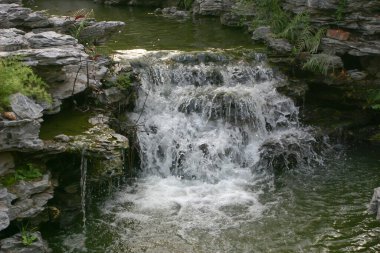 Hong Kong 'daki Lingnan Çin Bahçesinde çağlayan şelale