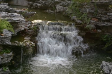 Hong Kong 'daki Lingnan Çin Bahçesinde çağlayan şelale