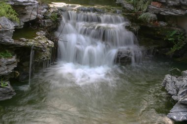 Hong Kong 'daki Lingnan Çin Bahçesinde çağlayan şelale