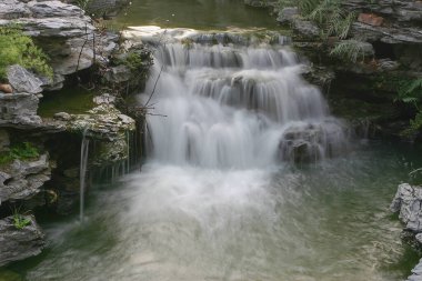 Hong Kong 'daki Lingnan Çin Bahçesinde çağlayan şelale