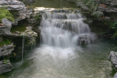 Hong Kong 'daki Lingnan Çin Bahçesinde çağlayan şelale