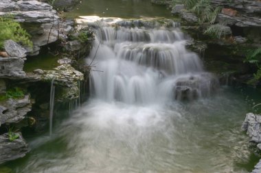 Hong Kong 'daki Lingnan Çin Bahçesinde çağlayan şelale