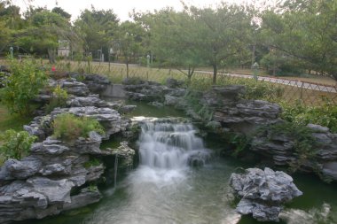 Hong Kong 'daki Lingnan Çin Bahçesinde çağlayan şelale