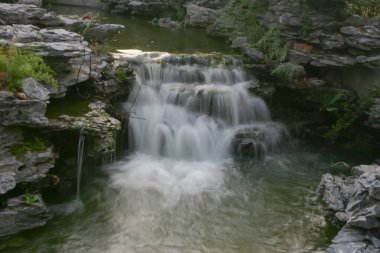 Hong Kong 'daki Lingnan Çin Bahçesinde çağlayan şelale