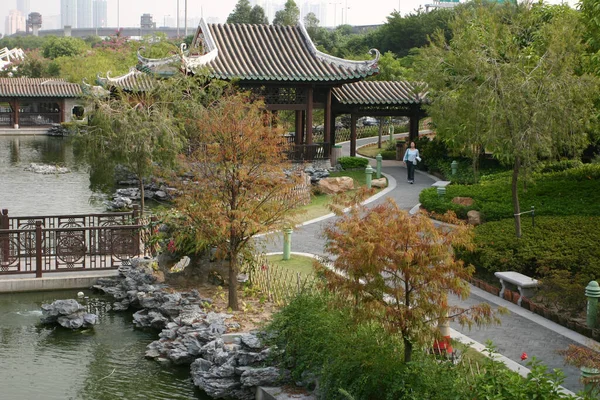 27 Aralık 2004 Lingnan Garden 'daki gölet, kowloon Hong Kong