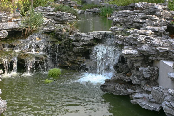Hong Kong 'daki Lingnan Çin Bahçesinde çağlayan şelale