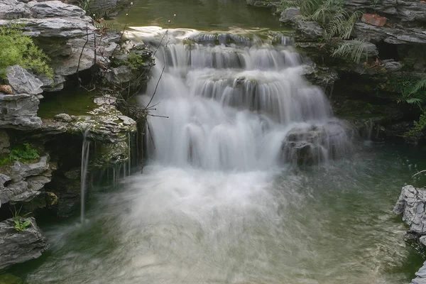 Hong Kong 'daki Lingnan Çin Bahçesinde çağlayan şelale