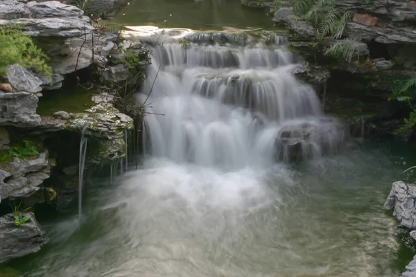 Hong Kong 'daki Lingnan Çin Bahçesinde çağlayan şelale