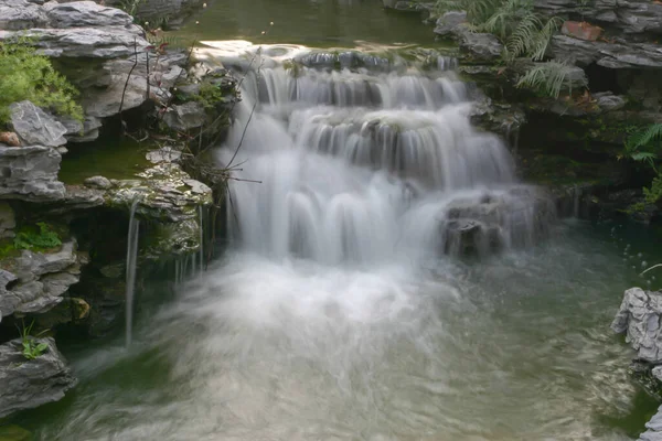 Hong Kong 'daki Lingnan Çin Bahçesinde çağlayan şelale