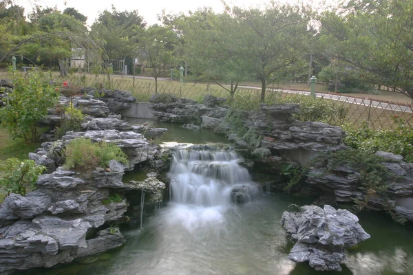 Hong Kong 'daki Lingnan Çin Bahçesinde çağlayan şelale