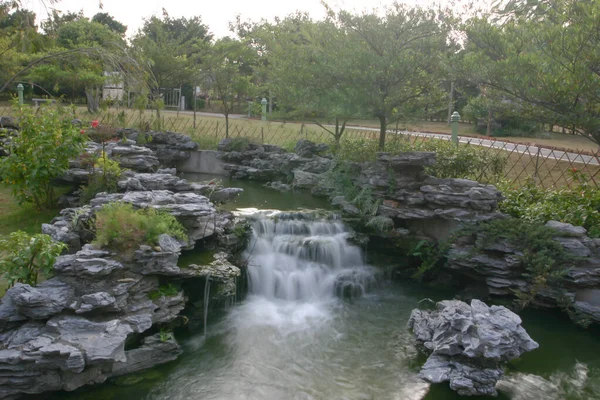 Hong Kong 'daki Lingnan Çin Bahçesinde çağlayan şelale