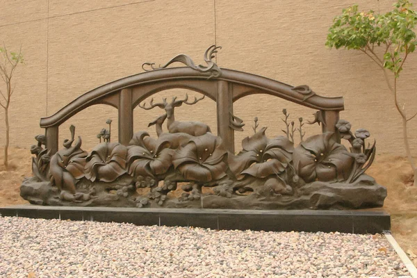 2004年12月27日公園の門の外の屋外の彫刻 — ストック写真