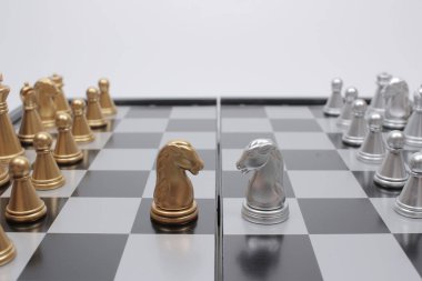 Şövalye Meydan Okuma Merkezi ile Satranç İki Satranç