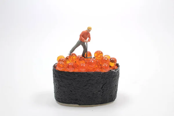 Personnes Miniatures Travailleur Avec Oeuf Saumon Sur Rouleau Sushi Nigiri — Photo