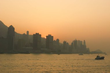 15 Aralık 2004 Hong Kong şehir manzarası turuncu renkte. 