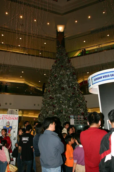 People Giant Christmas Tree Shopping Mall Toys Event Hong Kong — Stock Fotó