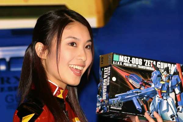 Fena Gundam Promotérka Pózující Krabicí Akci Hraček Hongkong Prosince 2004 — Stock fotografie
