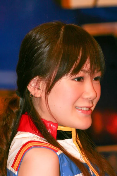 Aralık 2004 Hong Kong Kutuyla Poz Veren Kadın Gundam Organizatörü — Stok fotoğraf